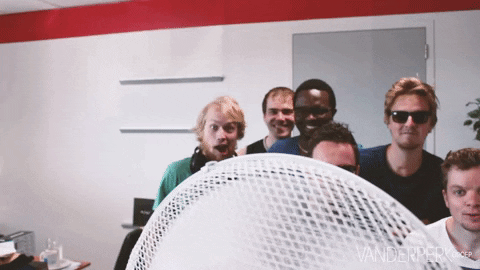 Un gruppo di ragazzi segue i movimenti di un condizionatore